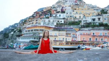 İtalya'da Positano kasabasında sıcak yaz gününde Sevimli küçük kız
