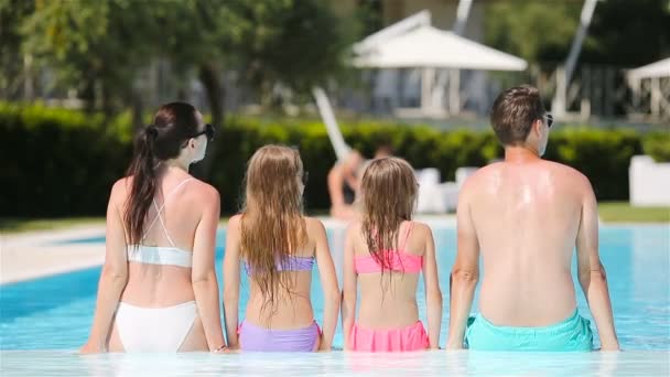 야외 수영장에서 네 식구로 이루어진 행복 한 가족 — 비디오