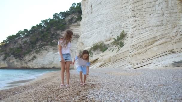 Aktive kleine Mädchen am Strand haben viel Spaß. — Stockvideo