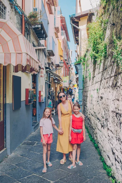 Gelukkige moeder en kleine schattige kinderen op gezellige straat tijdens de Italiaanse vakantie. — Stockfoto