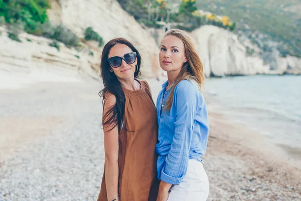 Mujeres en la playa disfrutando de vacaciones de verano mirando al mar —  Fotos de Stock