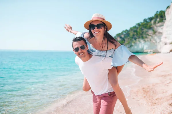 Pareja joven en playa blanca durante las vacaciones de verano. —  Fotos de Stock