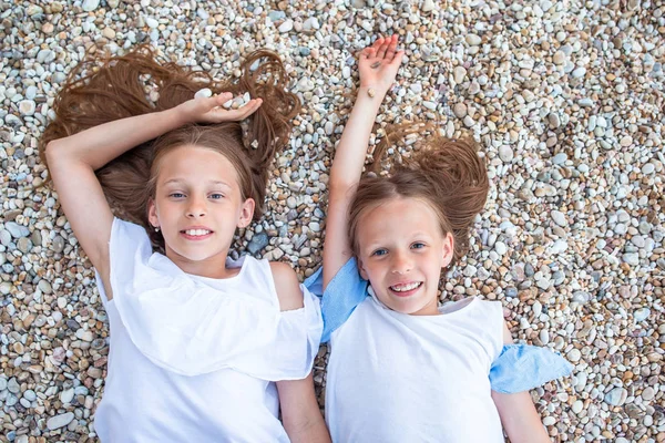 Meninas se divertindo na praia tropical durante as férias de verão — Fotografia de Stock
