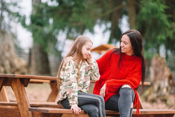 Moeder en dochter spelen met hond buitenshuis — Stockfoto