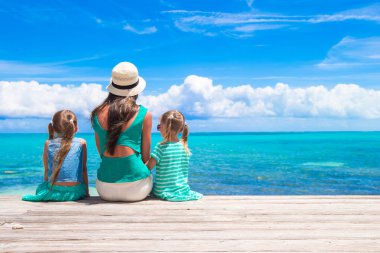 Genç anne ve kızı tropikal adada yürüyüş