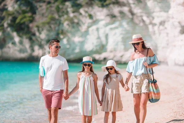 Foto di famiglia felice divertirsi sulla spiaggia. Stile di vita estivo — Foto Stock