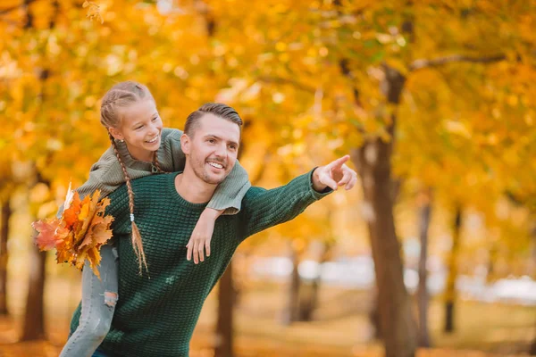 Family of dad and kid on beautiful autumn day in the park — Stock Photo, Image