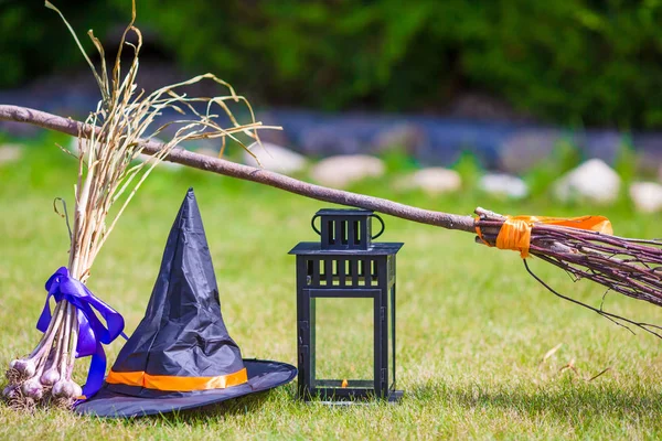 Vista de Halloween Abóboras, chapéu de bruxa e ancinho ao ar livre — Fotografia de Stock