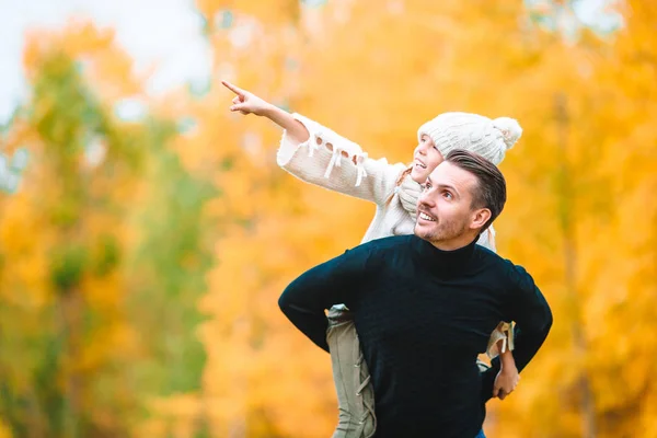 Familie mit Vater und Kind an schönem Herbsttag im Park — Stockfoto