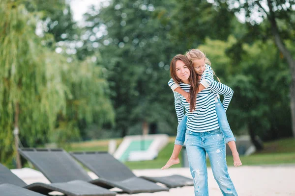 Happy mom and adorable little girl enjoying summer vacation — Stock Photo, Image