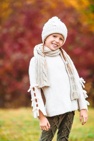 Adorable petite fille à la belle journée d'automne en plein air — Photo