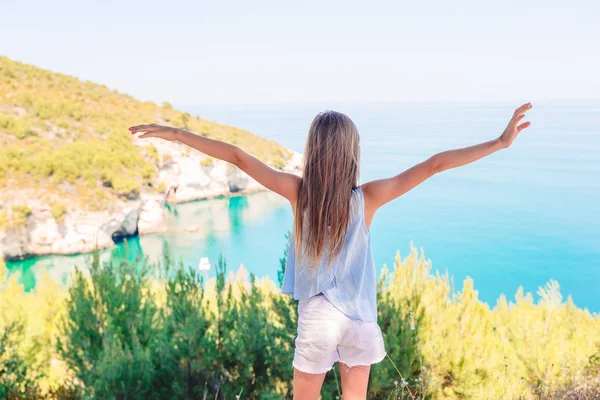 Liten flicka på semester resa bakgrund vackra landskap — Stockfoto