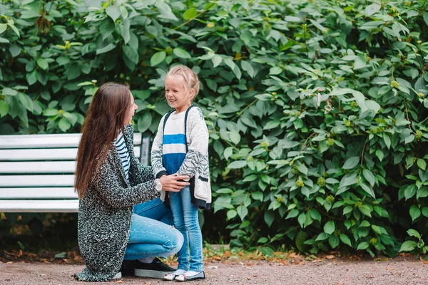 Menina com a mãe ao ar livre no parque no dia de outono — Fotografia de Stock