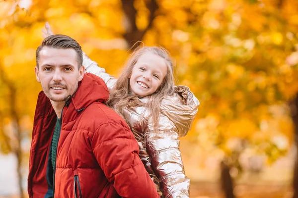 Familia de papá y niño en el hermoso día de otoño en el parque —  Fotos de Stock