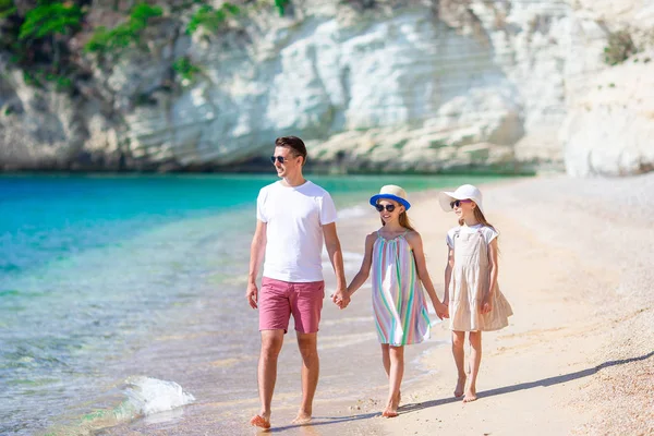 Feliz hermosa familia de papá y niños en la playa blanca —  Fotos de Stock