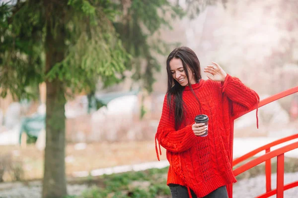 Žena, která odpočíve v lese na konci hry — Stock fotografie