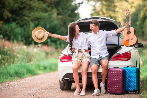 Giovane coppia turista godendo in vacanza estiva — Foto Stock