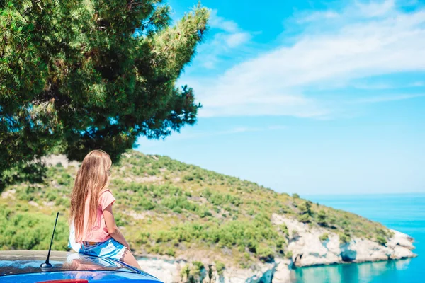 Yaz araba gezisi ve tatilde mutlu çocuk — Stok fotoğraf