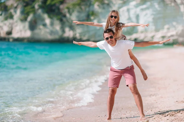 Niña y papá feliz divirtiéndose durante las vacaciones en la playa —  Fotos de Stock