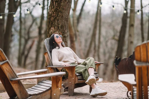 Женщина отдыхает в лесу на уикенде — стоковое фото