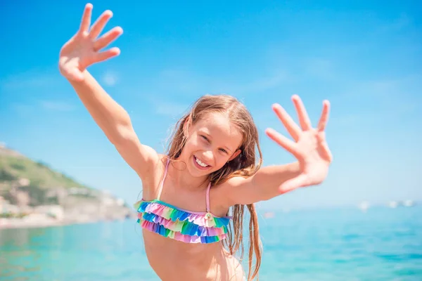 Mooi meisje op het strand die plezier heeft. Grappig meisje genieten zomervakantie. — Stockfoto