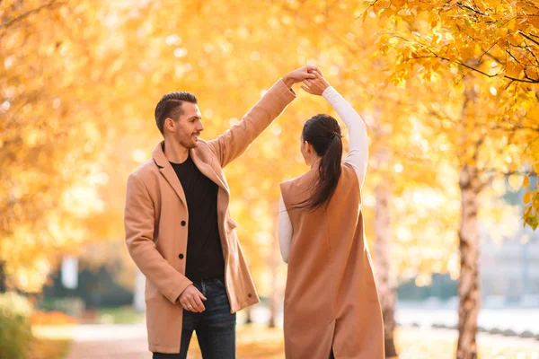 Glad familjevandring i höstparken på solig höstdag — Stockfoto