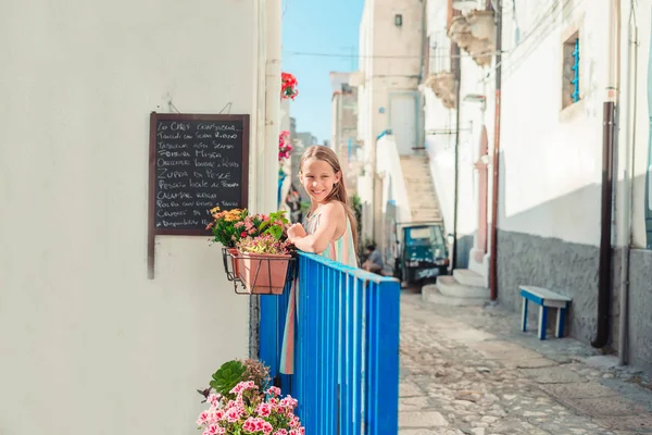 Avrupa şehrinde sevimli küçük kız açık havada — Stok fotoğraf