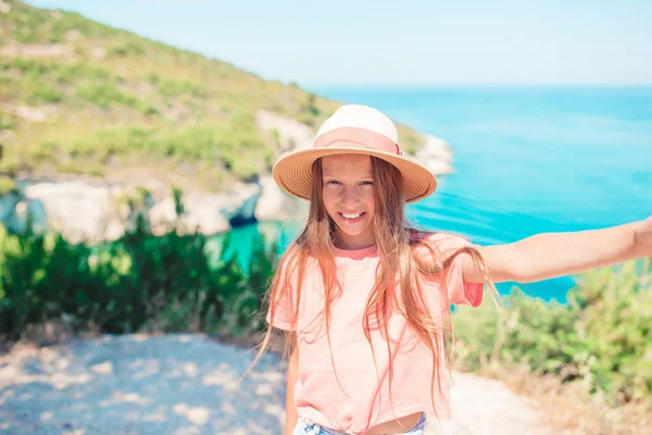 Tatil seyahat arka plan güzel manzara küçük kız — Stok fotoğraf