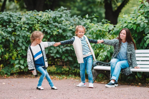 Familia feliz divirtiéndose en hermoso día de otoño —  Fotos de Stock