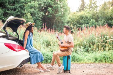 Genç çift yaz tatilinin tadını çıkarıyor.