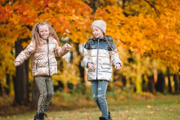 Små söta flickor utomhus på varm solig höstdag — Stockfoto