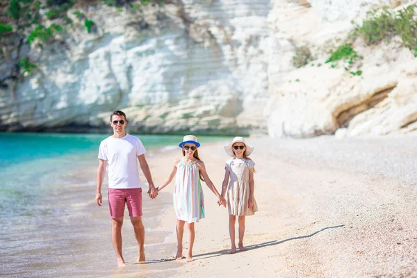 Feliz hermosa familia de papá y niños en la playa blanca —  Fotos de Stock