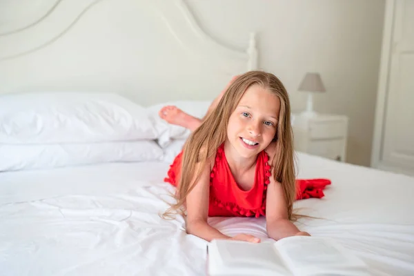 Schattig klein meisje doet huiswerk op laptop — Stockfoto