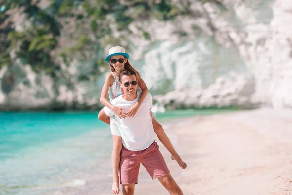 Ragazzina e papà felice si divertono durante le vacanze al mare — Foto Stock