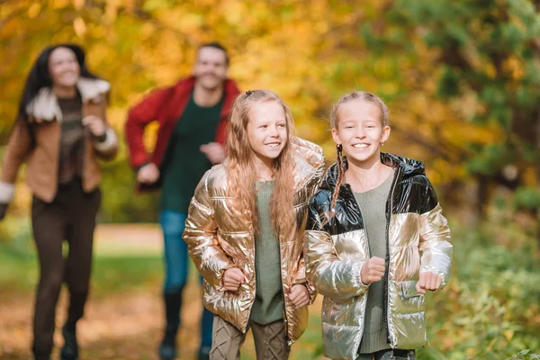 Retrato de familia feliz de cuatro en otoño — Foto de Stock