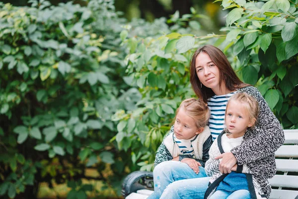 Glückliche Familie hat Spaß an einem schönen Herbsttag — Stockfoto