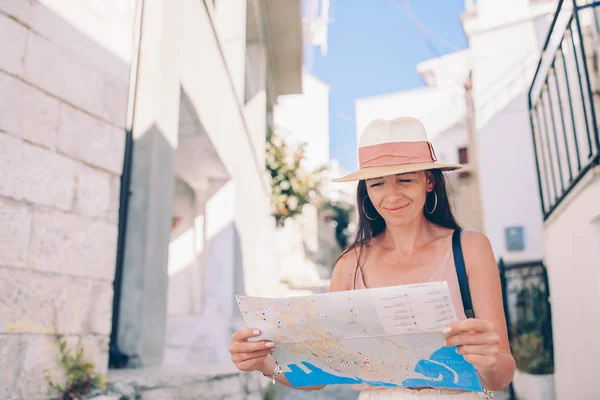 Touristin mit Stadtplan im Freien — Stockfoto