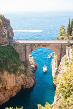 Köprüden görünen ünlü fiordo di furore plajı.