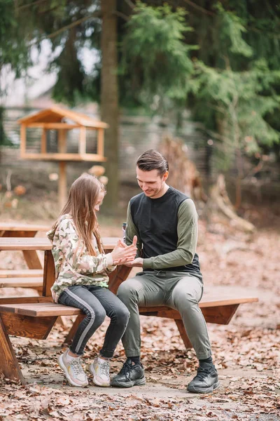 Vader en schattige dochters met hond buitenshuis — Stockfoto