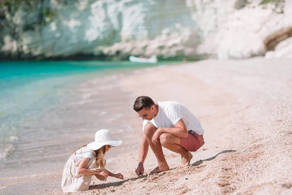 Küçük kız ve mutlu baba kumsal tatili boyunca eğleniyorlar. — Stok fotoğraf