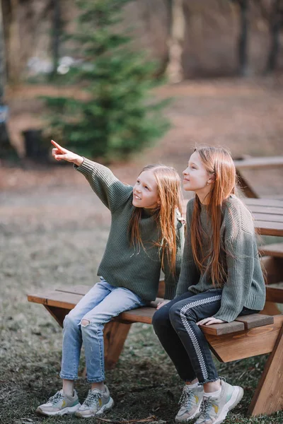 Niñas en el parque al aire libre en su fin de semana —  Fotos de Stock