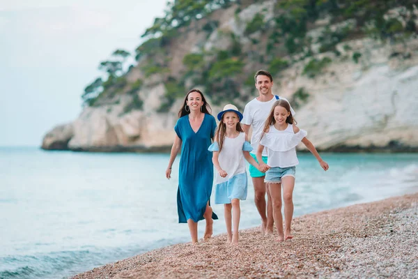 Genç aile tatilde çok eğleniyor. — Stok fotoğraf