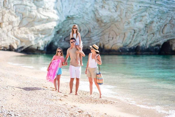 Feliz hermosa familia en la playa blanca divirtiéndose juntos — Foto de Stock