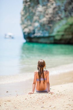 Yaz tatilinde sahilde tatlı küçük bir kız.