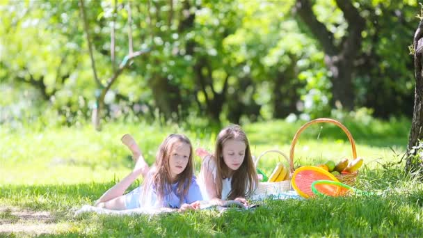 Dos niños pequeños de picnic en el parque — Vídeo de stock