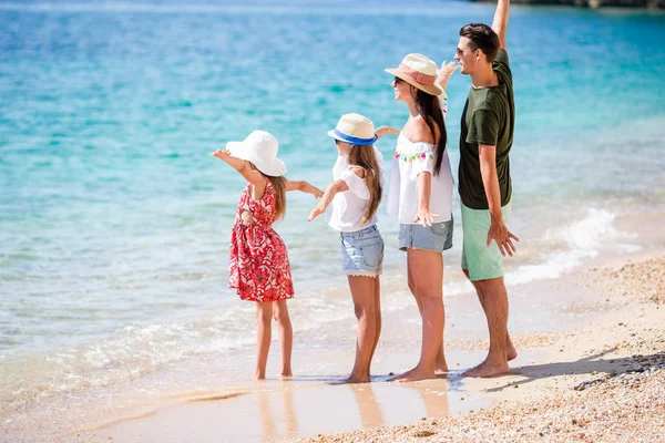 Genç aile tatilde çok eğleniyor. — Stok fotoğraf