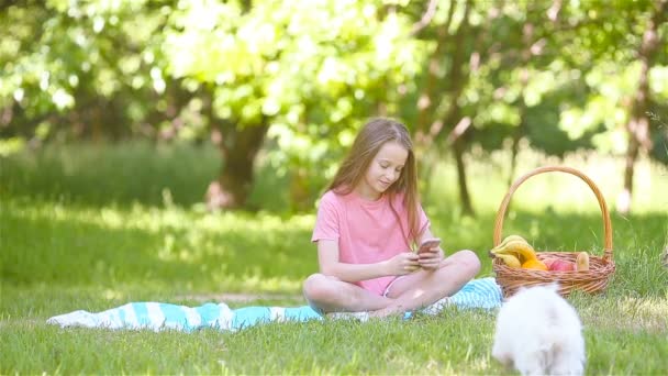 Twee kleine kinderen picknicken in het park — Stockvideo