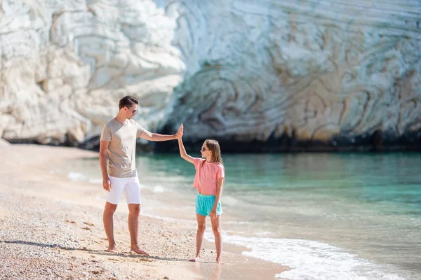 Avrupa sahilinde güzel baba ve kızı — Stok fotoğraf