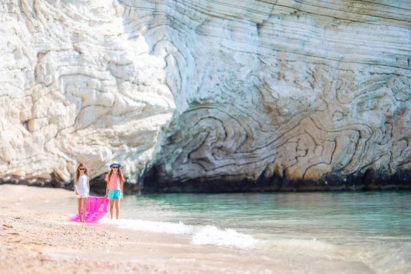 Kleine Mädchen amüsieren sich während der Sommerferien am tropischen Strand beim gemeinsamen Spielen — Stockfoto