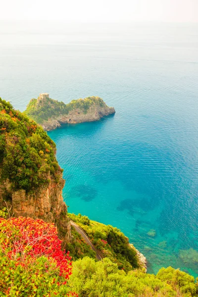 Bella baia accogliente con barche e limpide acque turchesi in Italia — Foto Stock